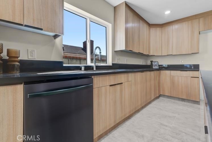 Welcome to this beautifully updated 5-bedroom, 4-bathroom home - photo 10