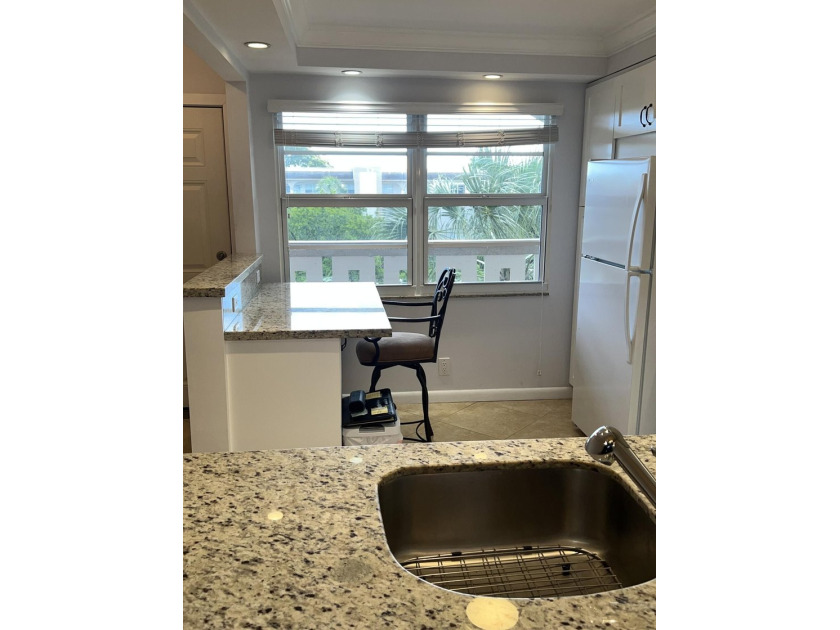Beautiful Lake &amp; Fountain View, 2 Bed / 2 Bath, Substantially - photo 3