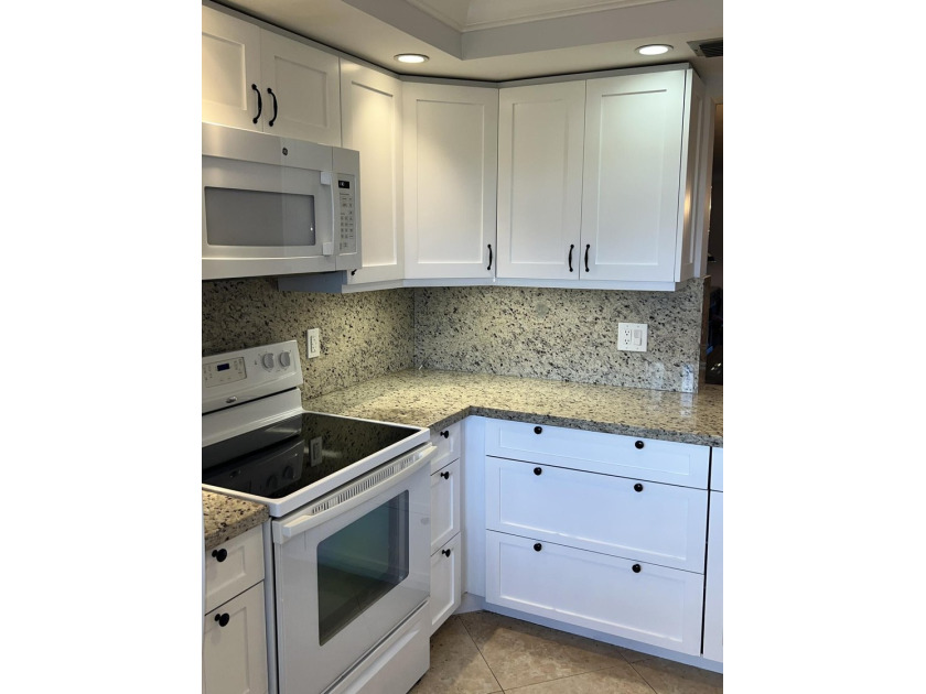 Beautiful Lake &amp; Fountain View, 2 Bed / 2 Bath, Substantially - photo 4