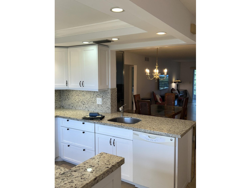 Beautiful Lake &amp; Fountain View, 2 Bed / 2 Bath, Substantially - photo 9