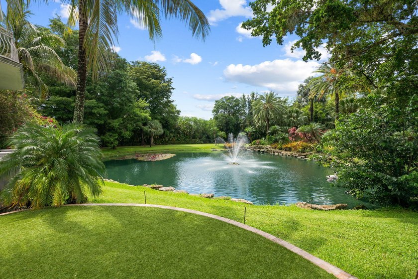 Spectacular, Grande Manor on 3 sprawling acres completely fenced - photo 11
