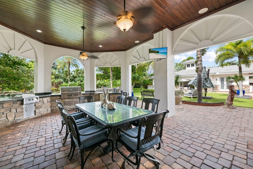 Spectacular, Grande Manor on 3 sprawling acres completely fenced - photo 14