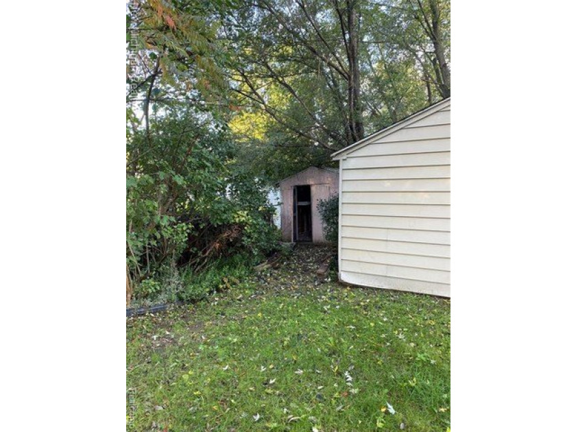 GREAT LOCATION----Well maintained and spacious ranch with - photo 22