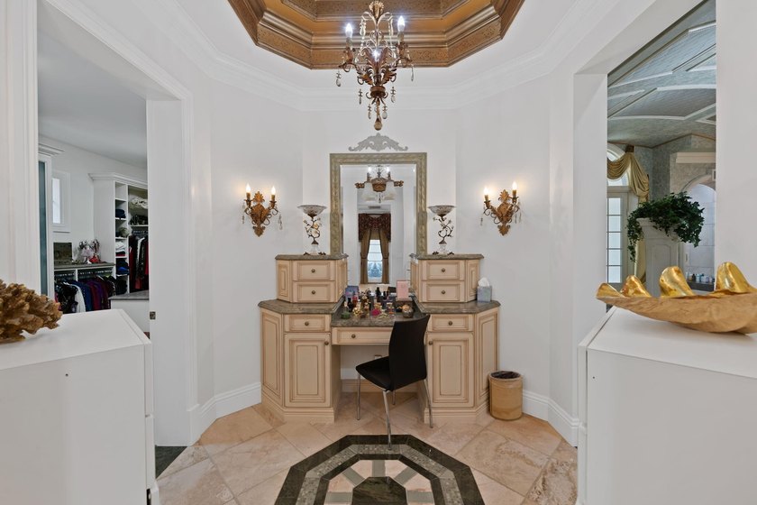 Spectacular, Grande Manor on 3 sprawling acres completely fenced - photo 38