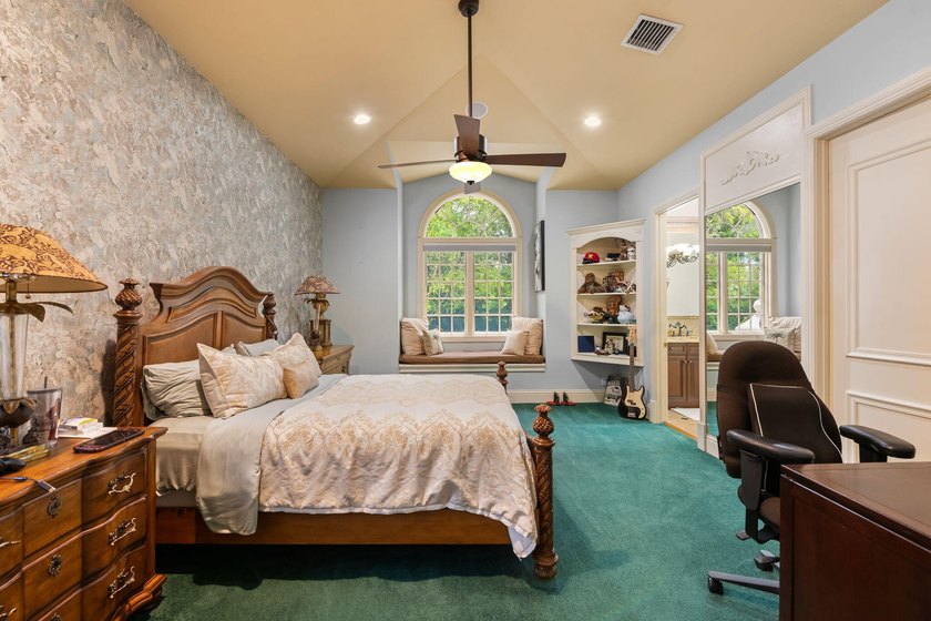 Spectacular, Grande Manor on 3 sprawling acres completely fenced - photo 48