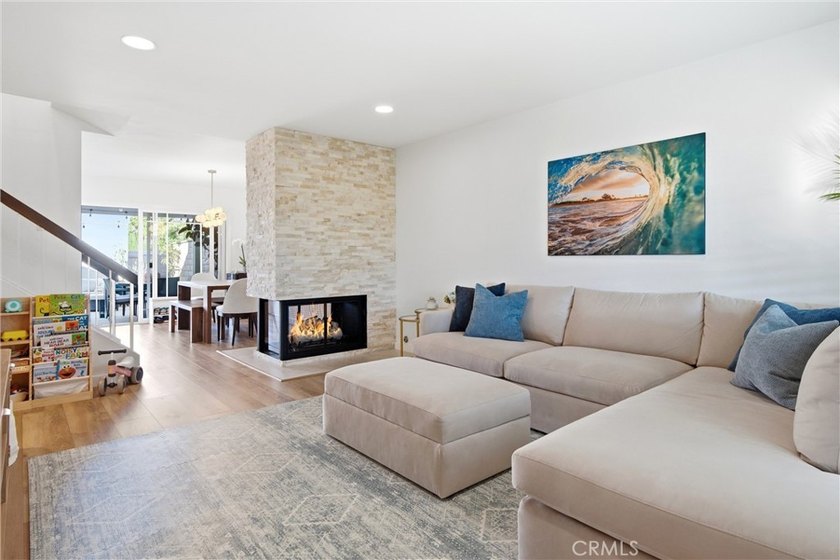 Beautifully remodeled with custom designer finishes, move-in - photo 2
