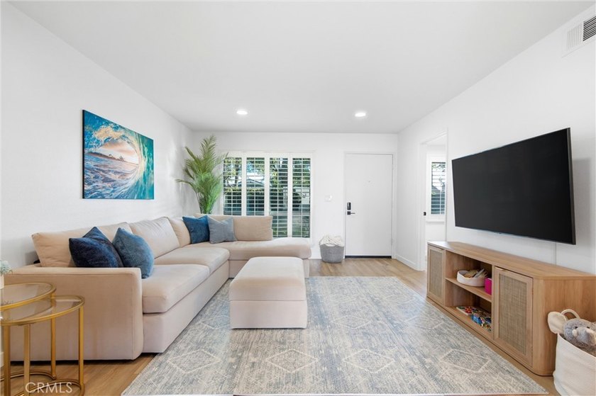 Beautifully remodeled with custom designer finishes, move-in - photo 5