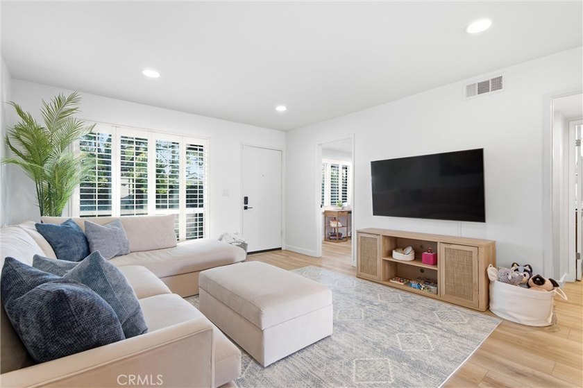 Beautifully remodeled with custom designer finishes, move-in - photo 6