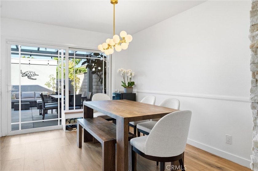 Beautifully remodeled with custom designer finishes, move-in - photo 8