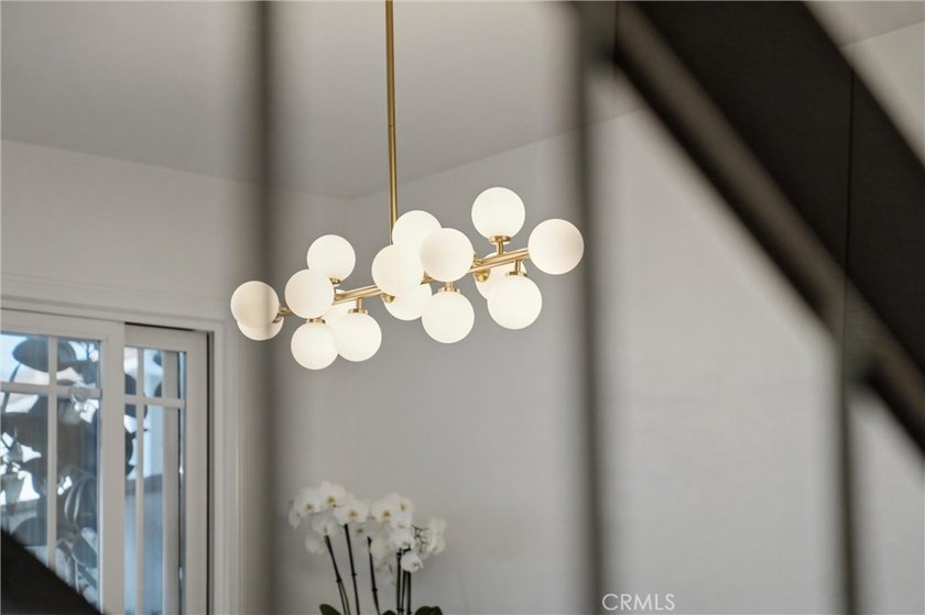 Beautifully remodeled with custom designer finishes, move-in - photo 9
