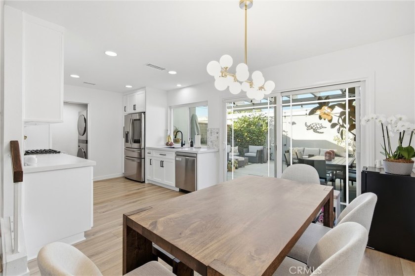 Beautifully remodeled with custom designer finishes, move-in - photo 10