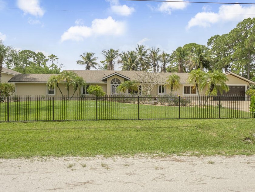 Discover this spacious single-family residence in Loxahatchee - photo 2