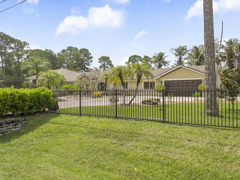 Discover this spacious single-family residence in Loxahatchee - photo 9