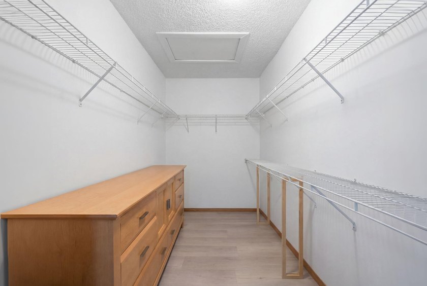 Don't miss this opportunity! Beautifully updated townhouse - photo 12