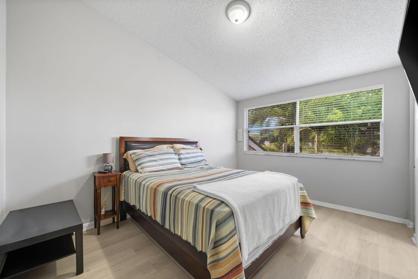 Don't miss this opportunity! Beautifully updated townhouse - photo 13