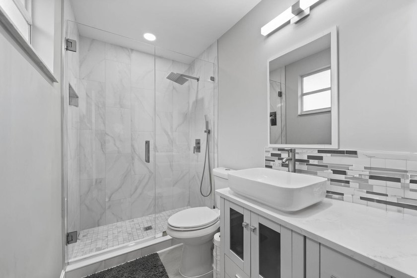 Don't miss this opportunity! Beautifully updated townhouse - photo 14