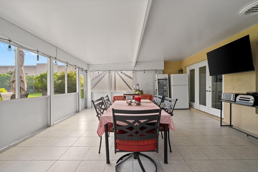 Don't miss this opportunity! Beautifully updated townhouse - photo 18