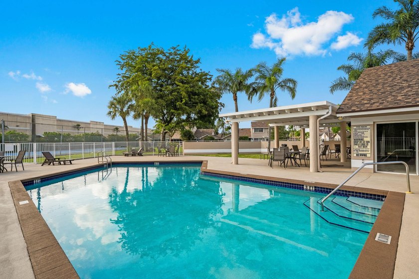 Don't miss this opportunity! Beautifully updated townhouse - photo 22
