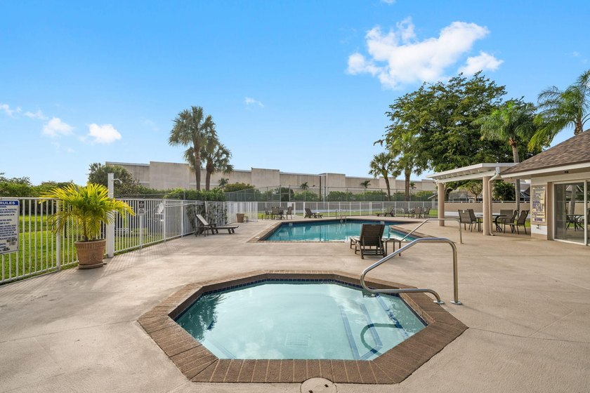 Don't miss this opportunity! Beautifully updated townhouse - photo 24