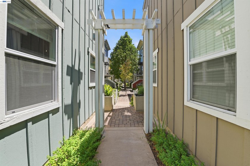 *Irvington Gem* single family home bright, modern living with - photo 31