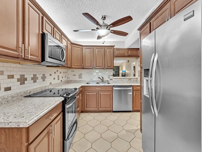 Meticulously maintained 2/2 unit in the picturesque gated and - photo 2