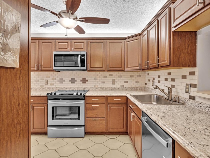 Meticulously maintained 2/2 unit in the picturesque gated and - photo 4