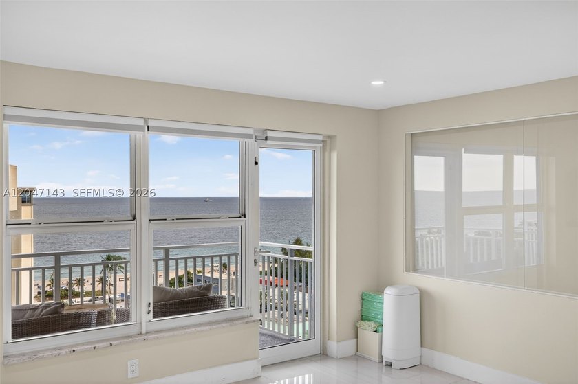 Mesmerizing views from this FULLY RENOVATED corner unit with - photo 8