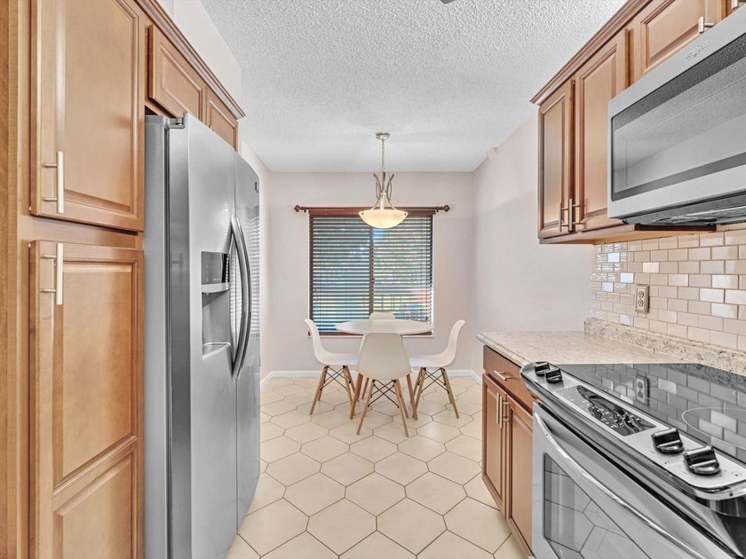 Meticulously maintained 2/2 unit in the picturesque gated and - photo 8