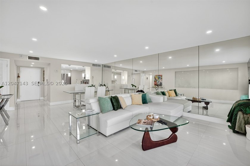 Mesmerizing views from this FULLY RENOVATED corner unit with - photo 9