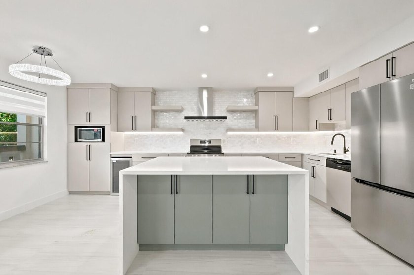 Welcome to this impeccably renovated 2-bedroom, 2-bath residence - photo 2