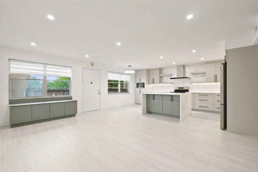 Welcome to this impeccably renovated 2-bedroom, 2-bath residence - photo 4