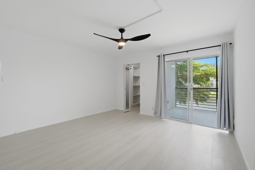 Welcome to this impeccably renovated 2-bedroom, 2-bath residence - photo 5