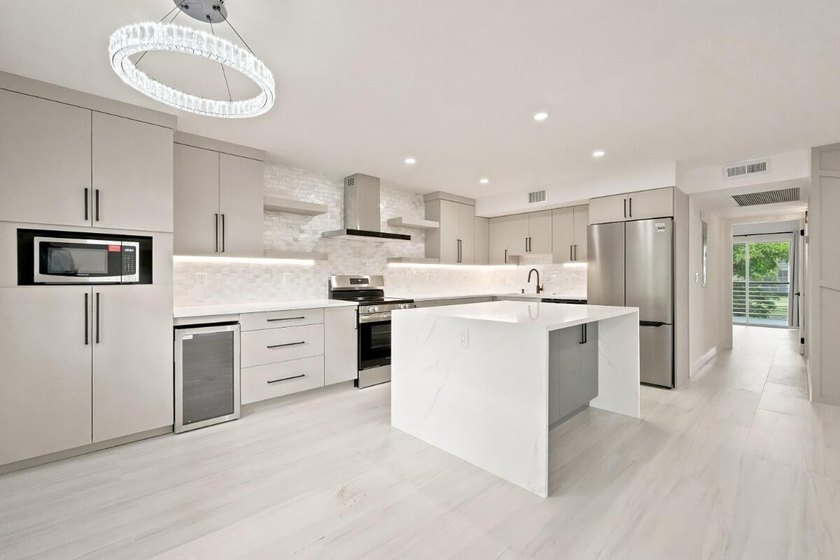 Welcome to this impeccably renovated 2-bedroom, 2-bath residence - photo 7