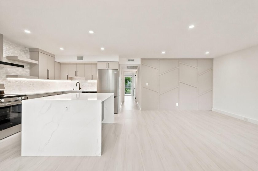 Welcome to this impeccably renovated 2-bedroom, 2-bath residence - photo 9