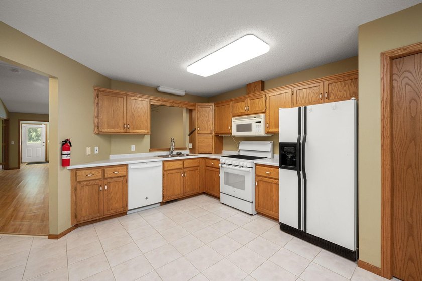Welcome home to this thoughtfully designed one-level living - photo 11
