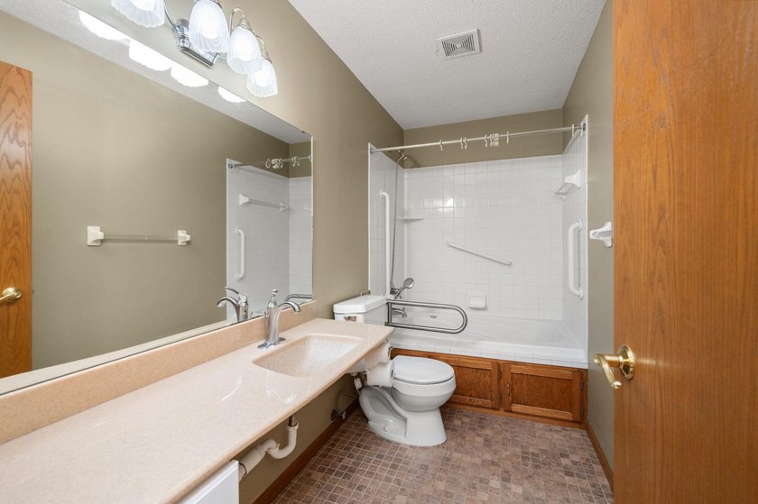 Welcome home to this thoughtfully designed one-level living - photo 16