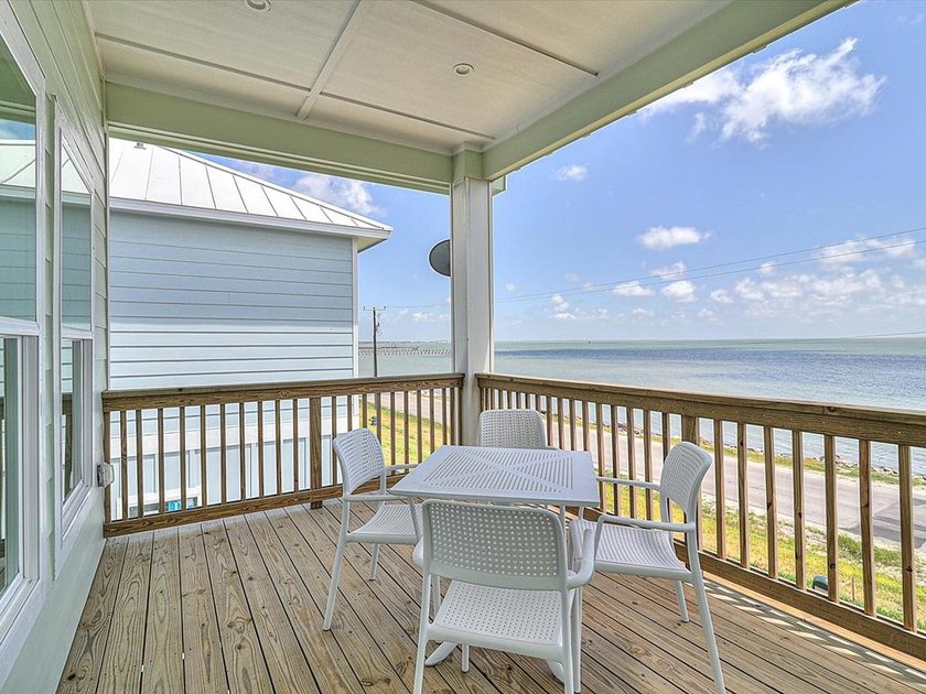 This waterfront home is the perfect Vacation House or Short Term - photo 3