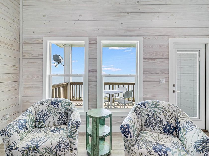 This waterfront home is the perfect Vacation House or Short Term - photo 4
