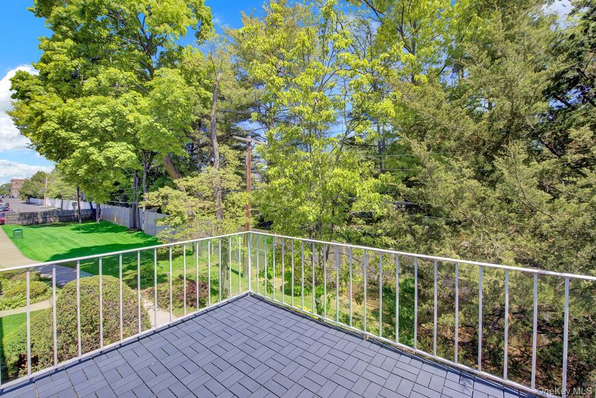 Don't miss this beautifully fully renovated 2-bedroom, 1-bath - photo 12