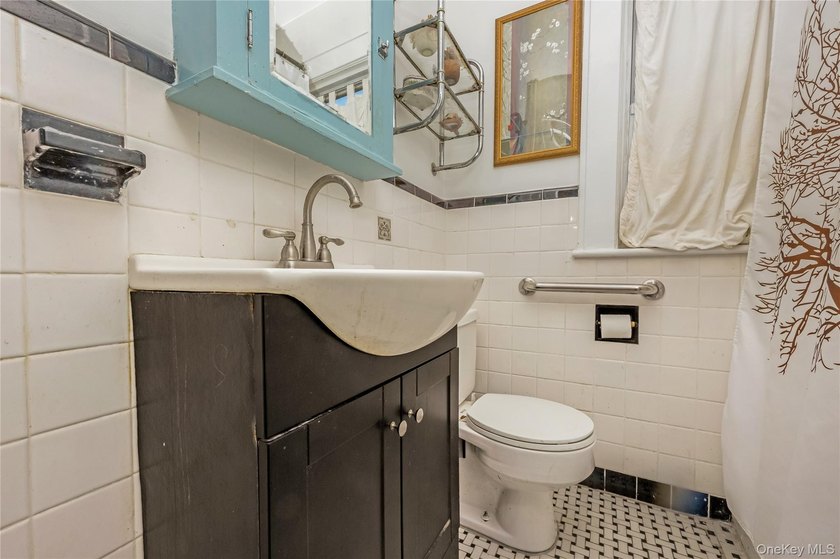 Welcome home to this charming 4 bedroom cape in the heart of - photo 12