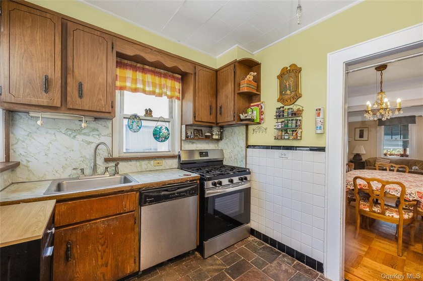 Welcome home to this charming 4 bedroom cape in the heart of - photo 15