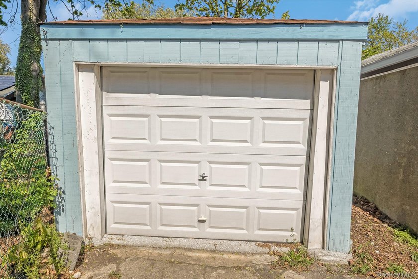 Welcome home to this charming 4 bedroom cape in the heart of - photo 23