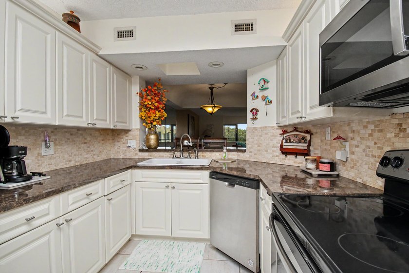GORGEOUS 2/2 CONDO IN BOCA RATON, RARELY AVAILABLE 4TH FLOOR - photo 13