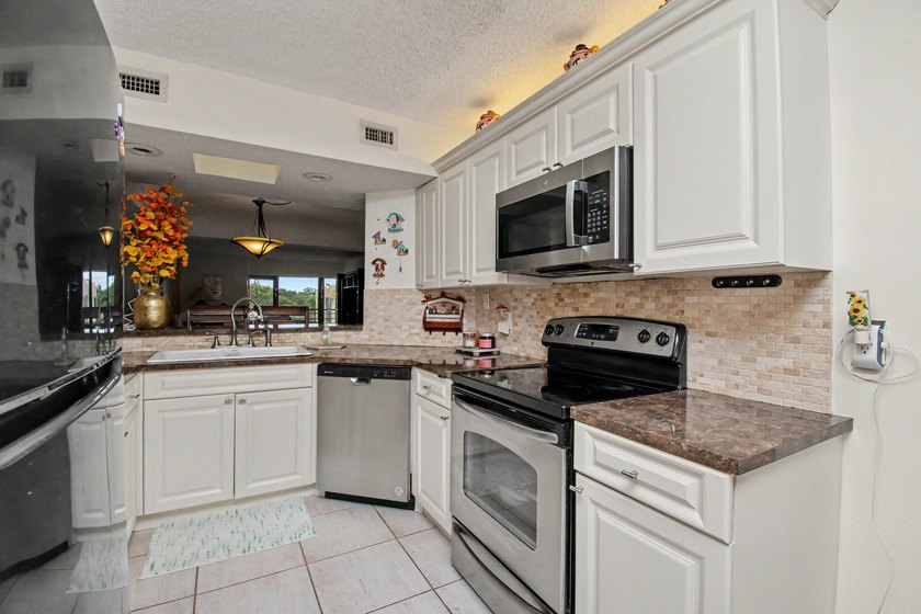 GORGEOUS 2/2 CONDO IN BOCA RATON, RARELY AVAILABLE 4TH FLOOR - photo 15