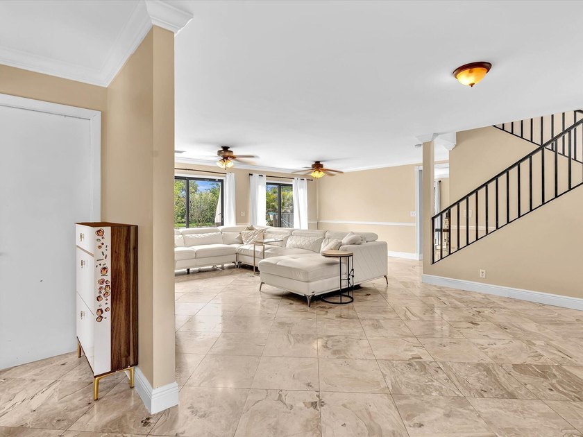 Welcome to this well-appointed three-bedroom - photo 6