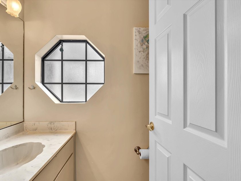 Welcome to this well-appointed three-bedroom - photo 7