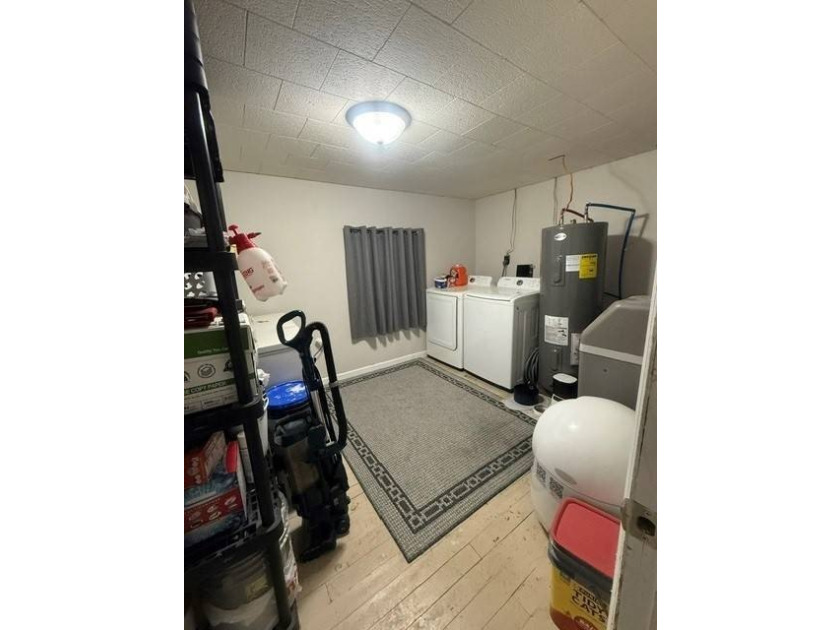 This 3-BR 1 bath Cutie is perfect for the family wanting a small - photo 8