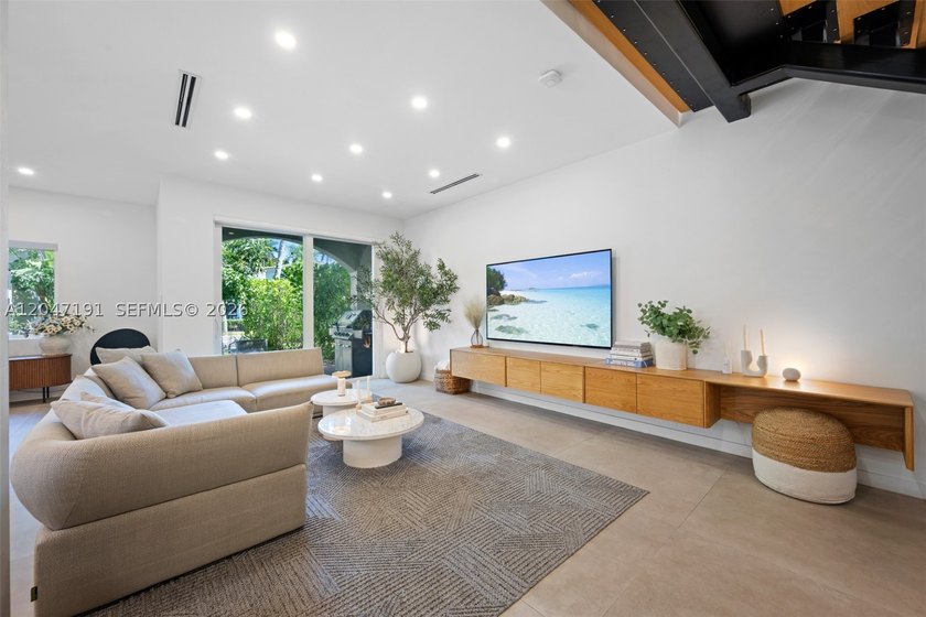 This exceptional 3-bedroom, 2.5-bath waterfront home in Aventura - photo 2