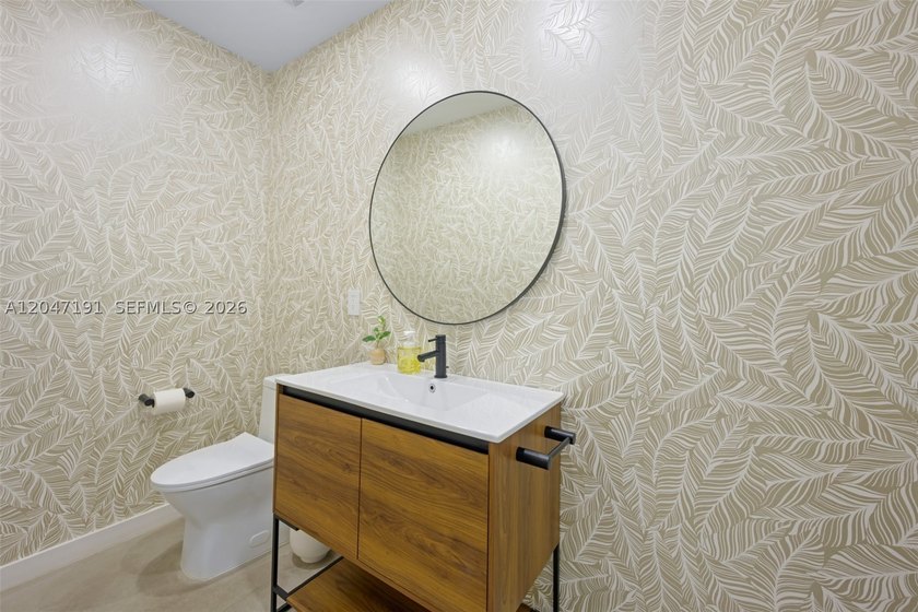 This exceptional 3-bedroom, 2.5-bath waterfront home in Aventura - photo 7