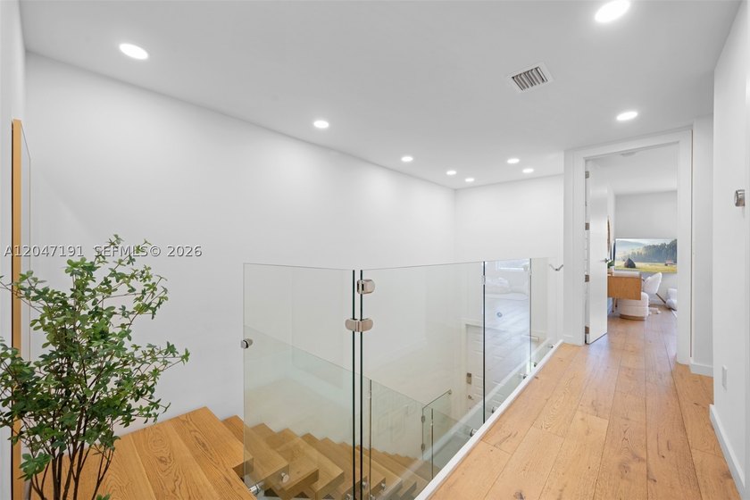 This exceptional 3-bedroom, 2.5-bath waterfront home in Aventura - photo 9
